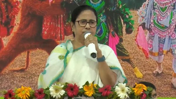 ১০০ দিনের কাজের টাকা বন্ধ করেছে কেন্দ্র! জঙ্গলমহলে আবাস যোজনা নিয়ে মোদী সরকারকে নিশানা মমতার