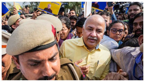 সিবিআই-এর হাতে গ্রেফতার দিল্লির উপমুখ্যমন্ত্রী মণীশ সিসোদিয়া! নোংরা রাজনীতি, বললেন আপ সুপ্রিমো কেজরিওয়াল