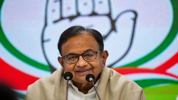 মোদী সরকার ৯২ বছর বয়সী ধনকুবেরের মন্তব্যেই টলমল, টুইট-সিরিজে খোঁচা চিদম্বরমের