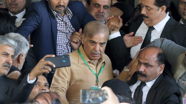 তেলের আগুনে পুড়ছে পাকিস্তান, শ্রীলঙ্কার পথেই এগোচ্ছে ভারতের এই প্রতিবেশী রাষ্ট্র