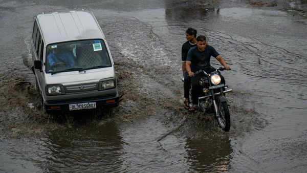 Weather News: ঊর্ধ্বমুখী তাপমাত্রার মধ্যেই বৃষ্টি ও তুষারপাতের সম্ভাবনা! জারি হলুদ সতর্কতা, একনজরে আবহাওয়া