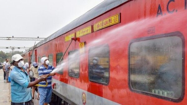 ভারতীয় রেলের কোচের রং কেন লাল-সবুজ-নীল? কারণ জানলে অবাক হবেন