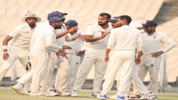 রঞ্জি ফাইনালের দ্বিতীয় দিনে বাংলার প্রত্যাবর্তন সম্ভব? মনোজ বোলারদের দিলেন দুই নির্দেশ