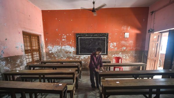 মহিলাদের অন্তর্বাস খুলিয়ে চলল নিটের পরীক্ষা! সোশ্যাল মিডিয়াতে 'ফাঁস' সাংবাদিকের