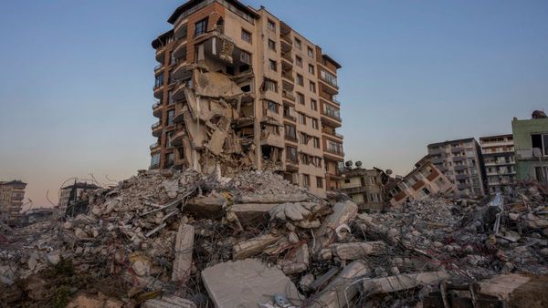 Earthquake In Indonesia: সাতসকালে হঠাৎ তীব্র কম্পন, আতঙ্কে রাস্তায় নামল মানুষ