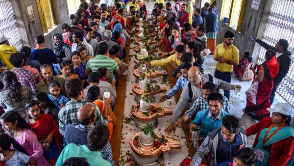 মহা শিবরাত্রির দিন শিব ও পার্বতীর বিশেষ কৃপা পেতে কী করবেন, দেখুন
