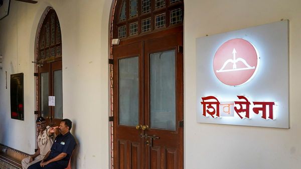 'শিবসেনা' আর 'তির-ধনুক' চিহ্নের মালিক 'বিদ্রোহী' শিণ্ডে! ঠাকরে বললেন, বিজেপির দালাল কমিশন