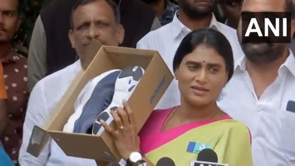 জুতো ছোড়ায় পাল্টা উপহার, কেসিআরকে কী গিফট পাঠালেন জগন্মোহন রেড্ডির বোন