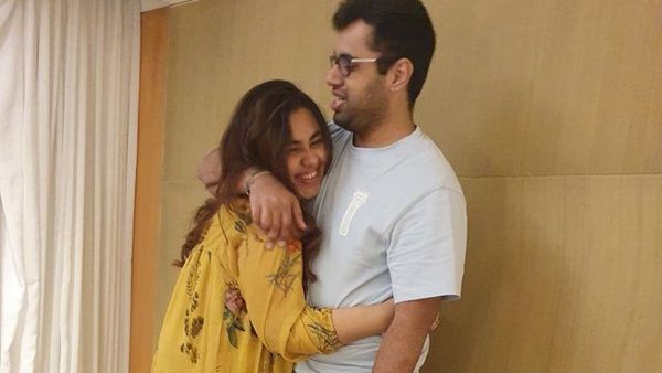 ভালোবাসার মানুষের সঙ্গে রোমান্টিক মুডে স্বস্তিকা কন্যা, শেয়ার করলেন ছবি