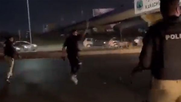 Pakistan Terrorist Attack: পুলিশ দফতরে ঢুকে এলোপাথাড়ি গুলি জঙ্গিদের! রইল সেই ভিডিও