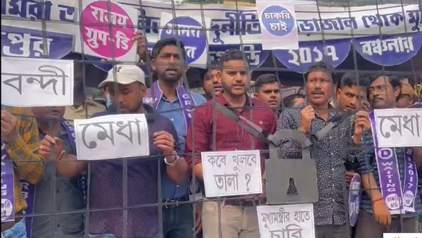 প্রকাশ্য রাস্তায় 'খাঁচাবন্দি' চাকরি প্রার্থীরা! সরস্বতীর পুণ্য ভূমিতে দুর্নীতিতে সরব ধর্মেন্দ্র প্রধান