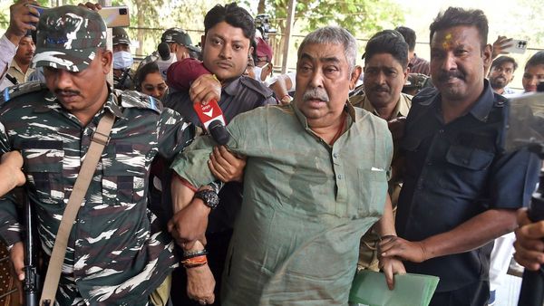 গরু পাচার মামলাতে চাপ বাড়ল অনুব্রত মণ্ডলের! গ্রেফতার মণীশ কোঠারি