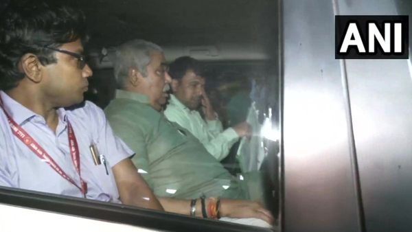 শুনানিতে নাটকীয় মোড়! রাতেই অনুব্রতকে নিয়ে বিচারকের বাড়িতে ইডি