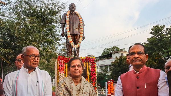 ৩ বছরের অপেক্ষার অবসান, প্রাক্তন মুখ্যমন্ত্রী অর্জুন সিংয়ের মূর্তি বসল ভোপালে