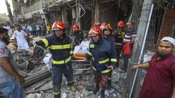 বাংলাদেশ বিস্ফোরণ ঘিরে রহস্য! বহুতলের ধ্বংসস্তুপে বহু মানুষের আটকে থাকার শঙ্কা