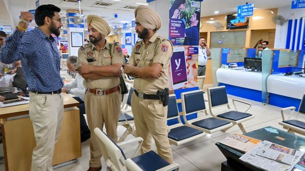 অসতর্কতার মাসুল! ৩ দিনে ৪০ ব্যাঙ্ক গ্রাহকের অ্যাকাউন্ট থেকে উধাও লক্ষ লক্ষ টাকা