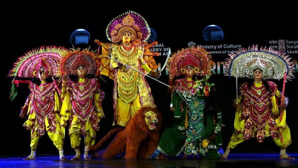 মুখ মুখোশের খেলা, কলকাতার কাছেই রয়েছে 'মুখোশ গ্রাম', সপ্তাহান্তে ছুটি কাটানোর সেরা ঠিকানা