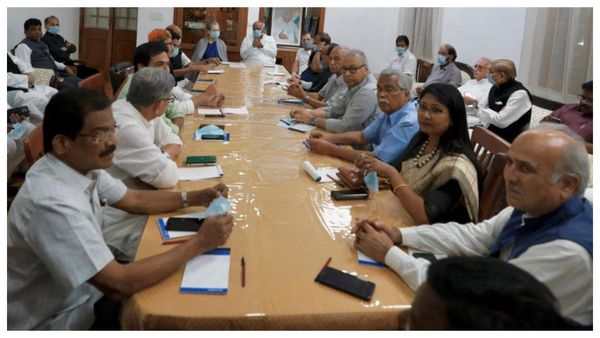 অগণতান্ত্রিক আক্রমণের বিরুদ্ধে সংহতি! উদ্ধবকে বিরোধী জোটে ধরে রাখতে 'প্রস্তাব' পাশ খাড়গের বাড়িতে