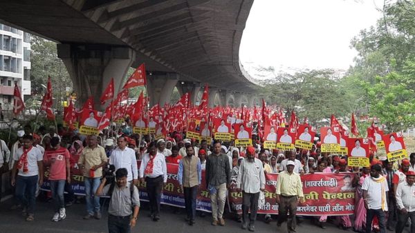 ন্যায্য মূল্য চাই! ছয়দিন পথে থাকার পরেও প্রতিবাদে অনড় কৃষকরা