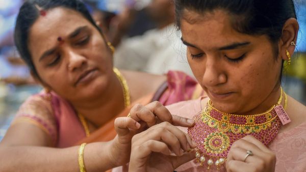 আকাশছোঁয়া সোনার দাম, কলকাতা থেকে দিল্লিতে রেকর্ড হারে বৃদ্ধি হলুদ ধাতুর মূল্য, জানুন দর