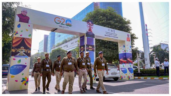 G20 সম্মেলনের জন্য রাখা একের পর এক ফুলের গাছ চুরির ভিডিও ভাইরাল ! বিজেপি শাসিত রাজ্যে গ্রেফতার এক