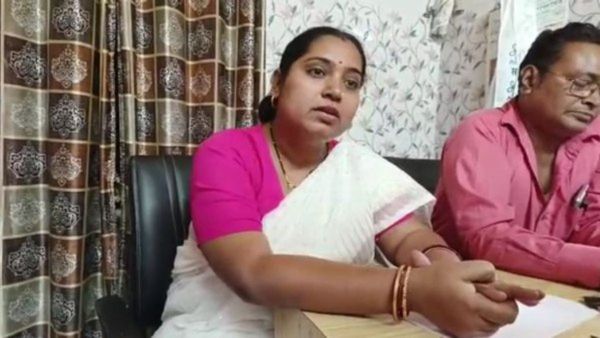 হাইকোর্টের নির্দেশে চাকরি গিয়েছে জেলা পরিষদ সদস্যের, এলাকায় পোস্টার! সম্মান নিয়ে ভাবছেন তৃণমূল নেত্রী