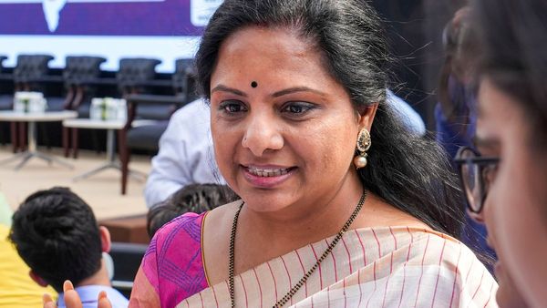 তেলেঙ্গানায় পোস্টার যুদ্ধে 'নিখোঁজ'! মোদী-শাহ ঘনিষ্ঠকে বিধায়ক কেনায় প্রতিভাবান বলে নিশানা BRS-এর