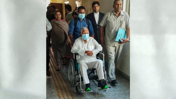 এজেন্সি তৎপরতা তুঙ্গে, হুইল চেয়ারে বসেই CBI দফতরে হাজিরা লালুর, অবশেষে মিলল জামিন