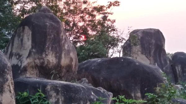 প্রতিদিন একতিল করে বাড়ে এই শিবলিঙ্গ, বেড়িয়ে আসুন কলকাতার কাছেই এই পাথুরে পাহাড় থেকে