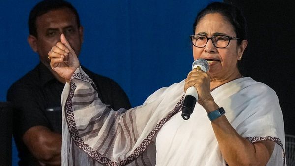 মমতার বিরুদ্ধে আদালত অবমাননার অভিযোগ, বক্তব্যের কোন অংশে আপত্তি বিকাশরঞ্জনের