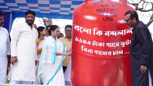 ...১১৪৯ টাকার গ্যাসে ফুটছে বিনা পয়সার চাল, ছড়া কেটে মোদী সরকারকে কটাক্ষ মমতার