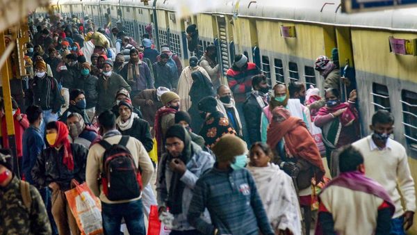 স্টেশনের টেলিভিশনে ৩ মিনিট ধরে চলল নীল ছবি, কেউ মুখ লোকালেন-কেউ দেখলেন আড়চোখে