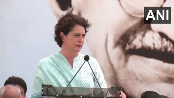 সংসদে শহিদ বাবাকে অপমান, ভাইকে মীরজাফর বলার পরেও মামলা নেই! প্রধানমন্ত্রী মোদীকে নিশানা প্রিয়াঙ্কা গান্ধীর