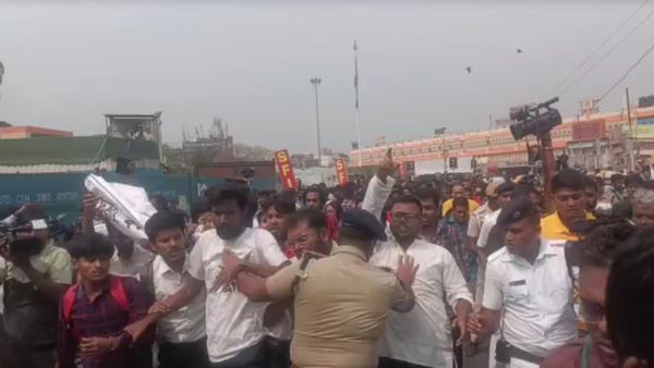 SFI-র বিধানসভা অভিযান ঘিরে ধুন্ধুমার, শিয়ালদহ স্টেশনে ধরপাকড়, টেনে হিঁচড়ে তোলা হচ্ছে প্রিজন ভ্যানে