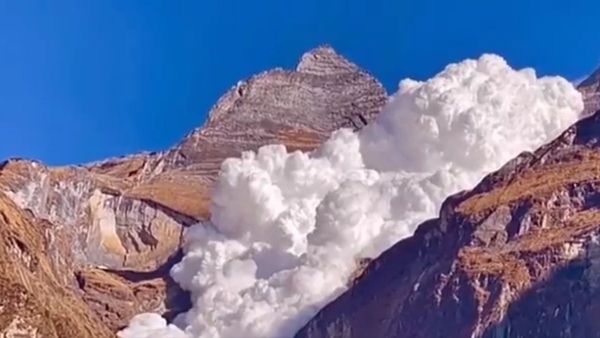 এভারেস্ট থেকে বেরিয়ে আসছে মেঘরাশি, পাদদেশে তৈরি রামধনু! ভয়ঙ্কর সুন্দর ভিডিও ভাইরাল