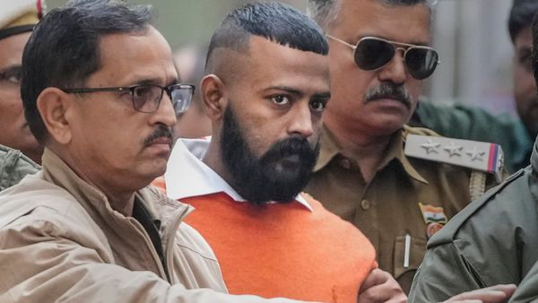 জেলে বসেই জ্যাকলিনকে হোলির শুভেচ্ছা জানাল কনম্যান সুকেশ, লিখলেন চিঠিও