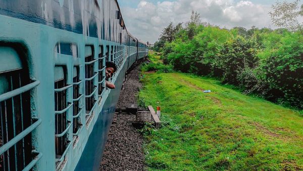 অমৃতসর থেকে কলকাতাগামী ট্রেনে মহিলার যাত্রীর গায়ে প্রস্রাব করলেন টিটি, গ্রেপ্তার
