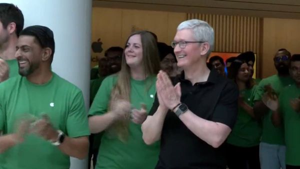 ১০ টা'তেই দিল্লিতে অ্যাপল স্টোরে'র দরজা খুললেন Tim Cook! কেমন সেই দোকান?