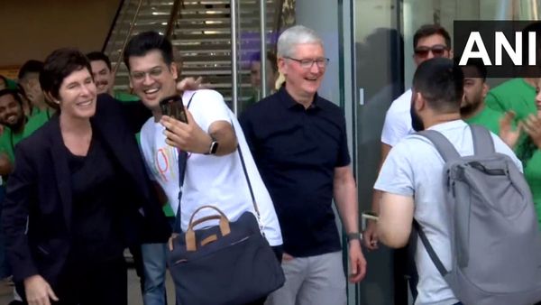 মুম্বইয়ে অ্যাপেল ফোনের স্টোর খুলতেই হুড়োহুড়ি, দীর্ঘ থেকে দীর্ঘতর হচ্ছে ক্রেতাদের লাইন