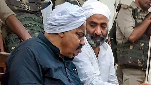 সাংবাদিকদের সঙ্গে কথা বলার সময় হামলা! গুলিবিদ্ধ হয়ে মৃত্যু গ্যাংস্টার আতিক আহমেদ ও তাঁর ভাই আশরাফের