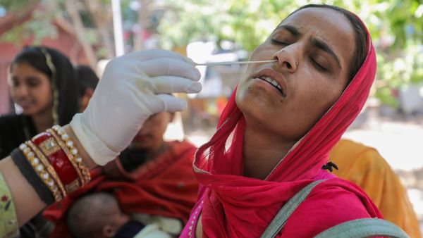 Coronavirus: সাত দিনে তিন গুণ সংক্রমণ বৃদ্ধি, আজ জরুরি বৈঠকে কেন্দ্রীয় স্বাস্থ্যমন্ত্রী