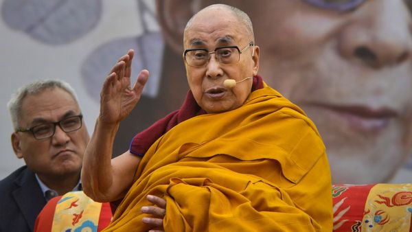 নাবালকের ঠোঁটে চুম্বন, ক্ষমা চেয়ে বিতর্কের অবসান ঘটালেন দলাই লামা