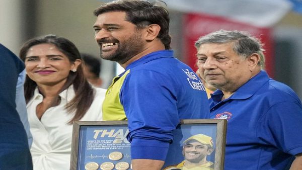 IPL 2023: ধোনিকে সংবর্ধনা চেন্নাই সুপার কিংসের, আইপিএলের আসরে এমন হওয়ার কারণ কী?