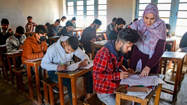 স্থানীয় ভাষাতেই করা যাবে পড়াশুনা, দেওয়া যাবে পরীক্ষাও! যুগান্তকারী পদক্ষেপ UGC-এর