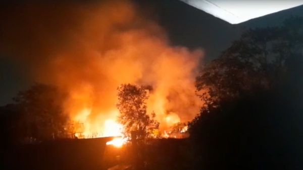 সল্টলেকের ঝুপড়িতে বিধ্বংসী আগুন, বিস্ফোরণ একের পর এক সিলিন্ডারের