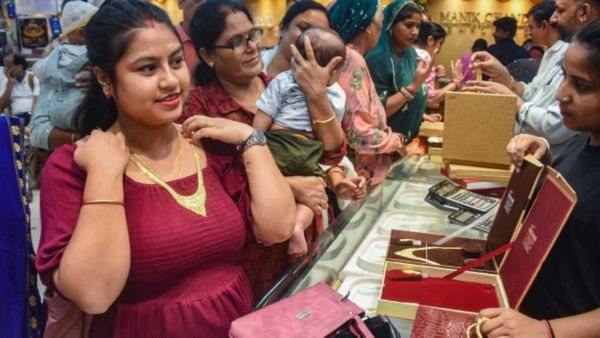 Gold Price: বিয়ের মরশুম এগিয়ে আসতেই রেকর্ড ছুঁল সোনার দাম