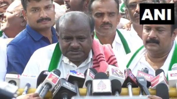 Karnataka Election: গাড়ি বলতে রয়েছে শুধু ট্রাক্টর! মনোনয়ন জমা কর্নাটকের প্রাক্তন মুখ্যমন্ত্রী কুমারস্বামীর