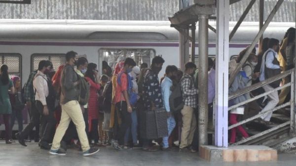 হাওড়া স্টেশন চত্বর থেকে জঙ্গি সন্দেহে গ্রেফতার এক! বড় সাফল্য এসটিএফের