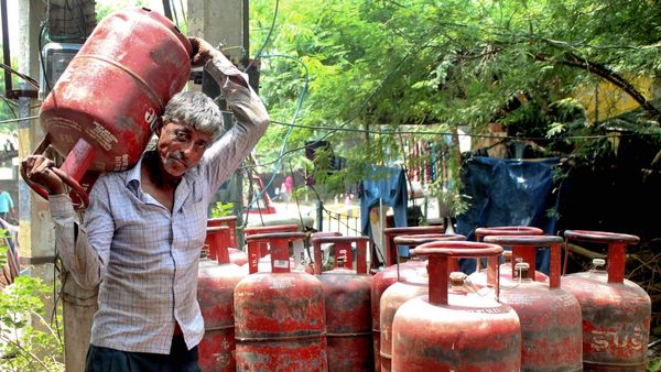 এবার রেশন দোকানেই মিলবে LPG সিলিন্ডার! কর্মীদের দেওয়া হচ্ছে ট্রেনিং