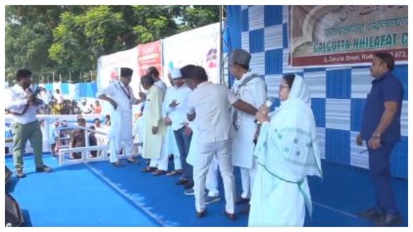 রেড রোডে ইদের নমাজের মঞ্চ থেকে নাম না করে বিজেপিকে নিশানা! মমতা বন্দ্যোপাধ্যায় টানলেন NRC প্রসঙ্গ